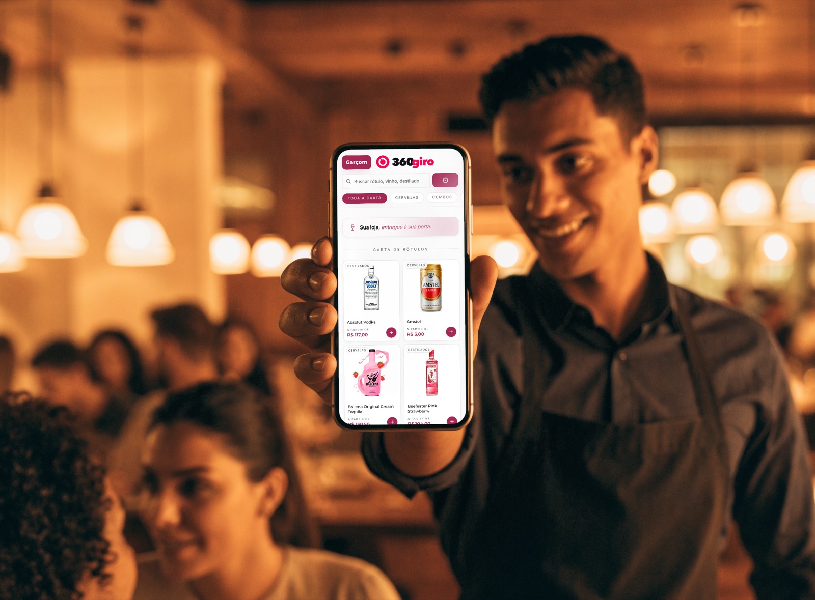 Garçom anotando o pedido na mesa com o cardápio do 360giro aberto no celular