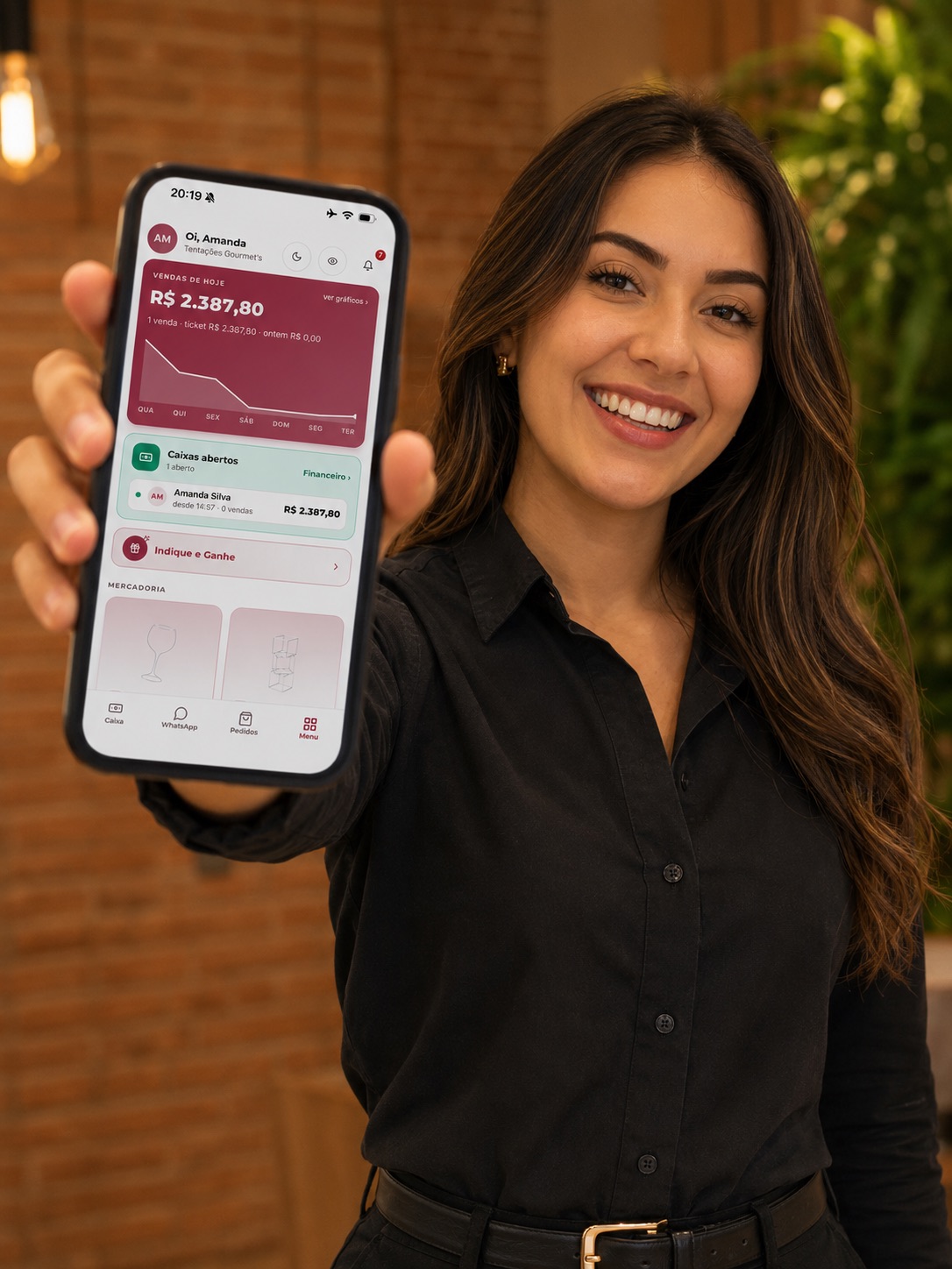 Lojista mostrando o painel do 360giro aberto no celular, com as vendas do dia